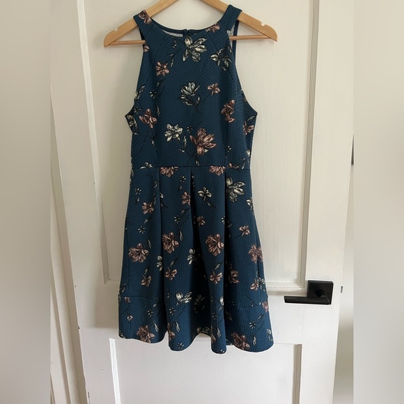 Women’s Dress - Picture 1 of 3
